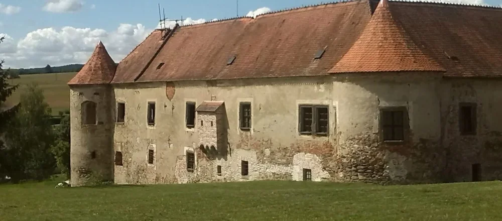 Zámek Stránecká Zhoř s nárožní věží