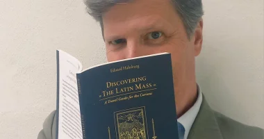 Tradiční latinská mše je „naprostým opakem dnešního světa“, říká Eduard Habsburg