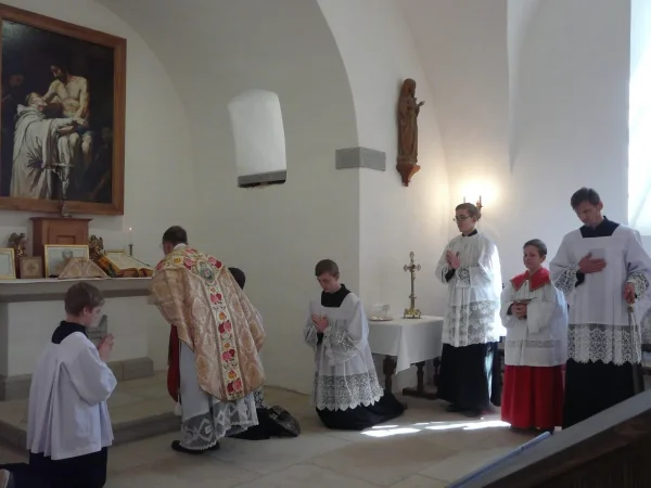 Tradiční mše svatá u oltáře zámecké kaple